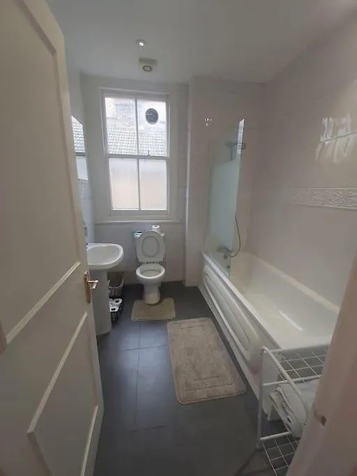 London Zone 2, Easy Travel Apartment 0*,  United Kingdom